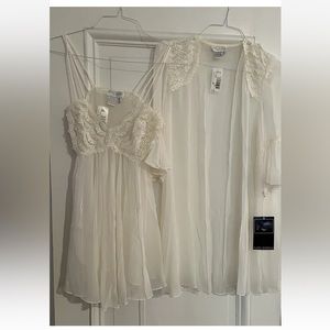 New. Flora Nikrooz Women’s 2 Piece Set Size Small Box + Hanger Included